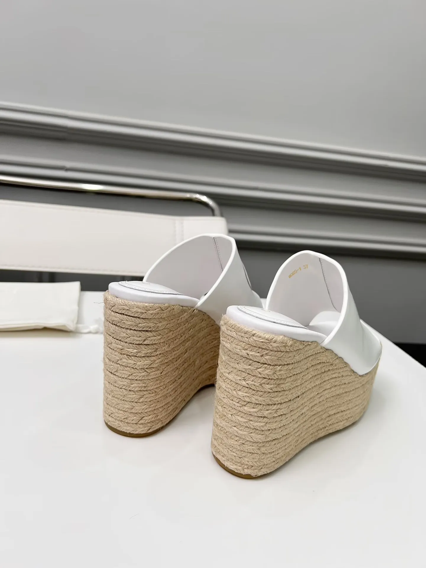 👟👟Ex-factory price 460👟👟 Gucci’s new slippers, fashionable, high-end and full of personality✅ Very stable, comfortable and durable for daily use, convenient and unique for daily matching, a must-have classic for summer, the upper is made of GUCCI brand stitching Fabric: cowhide Lining/feet: sheepskin Platform height: 11cm Color: black, white, brown, burgundy, pink Code number: 35-42 (41 and 42 need to be customized) Packaging: Comes with cloth bag and card.